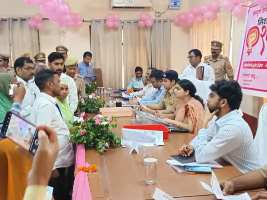 आलापुर तहसील में डीएम, एसपी और सीडीओ ने की जनसुनवाई